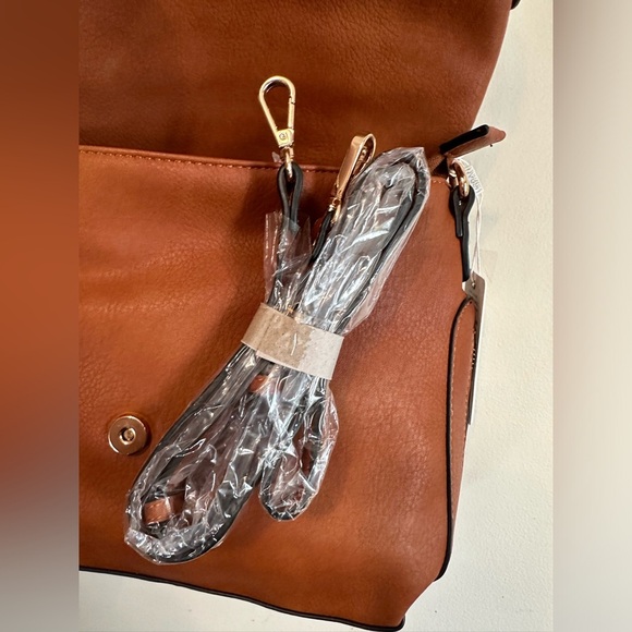 Urban Expressions Vegan Tan  Maisie Messenger Bag Gold Tone Hardware And‎ Chains - Picture 5 of 8
